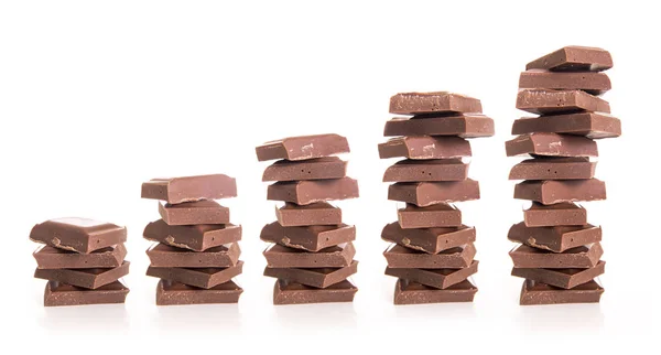 Muchas Pilas Piezas Chocolate Marrón Aisladas Blanco Torres Caramelos Chocolate — Foto de Stock