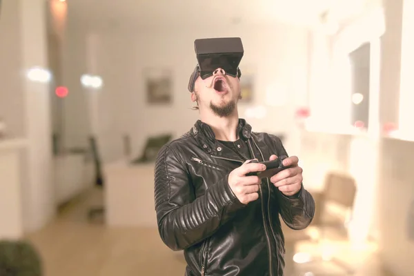 Homem Chocado Vestindo Óculos Jogando Simulação Realidade Virtual Casa — Fotografia de Stock