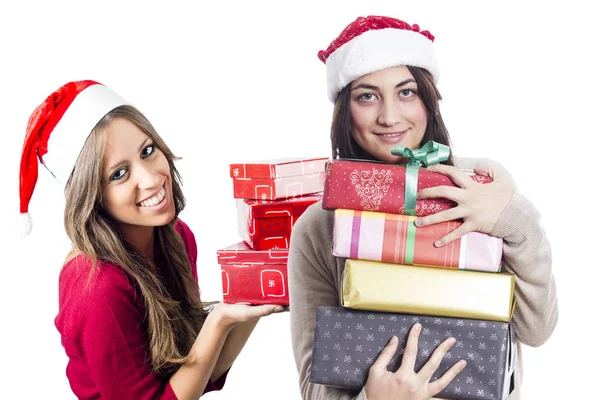 Zwei Junge Frauen Weihnachtsmützen Mit Geschenkschachteln Isoliert Auf Weiß — Stockfoto