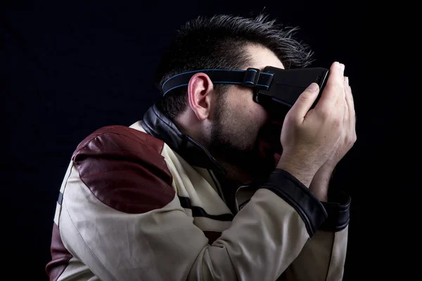 Homem Vestindo Óculos Realidade Virtual Escuridão Cobrindo Óculos Com Mãos — Fotografia de Stock