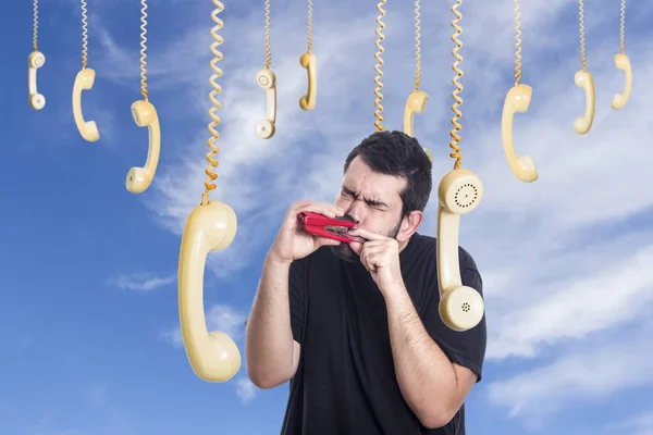 Hombre Caucásico Barbudo Dolor Grapadora Dedo Teléfonos Colgantes Cielo Azul — Foto de Stock