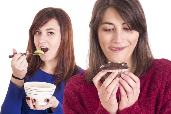 Zwei Frauen Essen Studio Muffin Und Schüssel Mit Kiwi — Stockfoto