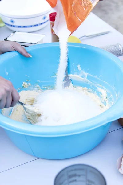 Persone Che Preparano Impasto Ciotola Blu Versano Zucchero — Foto Stock