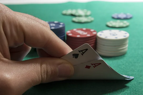 Gedeeltelijke Weergave Van Hand Met Kaarten Groene Casino Tafel Met — Stockfoto