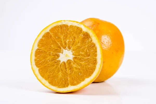Frutta Arancione Studio Bianco Fetta Arancia Spaccata — Foto Stock
