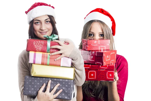 Lächelnd Posieren Zwei Frauen Zur Weihnachtszeit Atelier Und Halten Geschenkboxen — Stockfoto