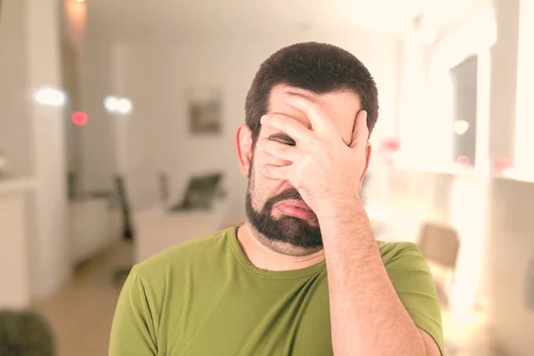 Homem Barbudo Chorando Com Mão Rosto Expressão Triste — Fotografia de Stock
