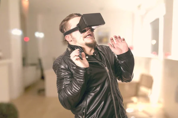 Homme Effrayé Portant Des Lunettes Jouant Dans Simulation Réalité Virtuelle — Photo