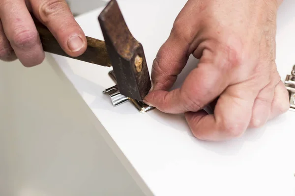 Cropped Image Carpentry Worker Using Hammer Tool — Stock Photo, Image