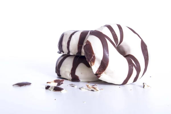 Zoete Chocolade Geglazuurde Donuts Geïsoleerd Een Witte Ondergrond Met Kruimels — Stockfoto