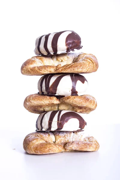 Croissanter Med Socker Pulver Och Choklad Glaserade Munkar Stack — Stockfoto