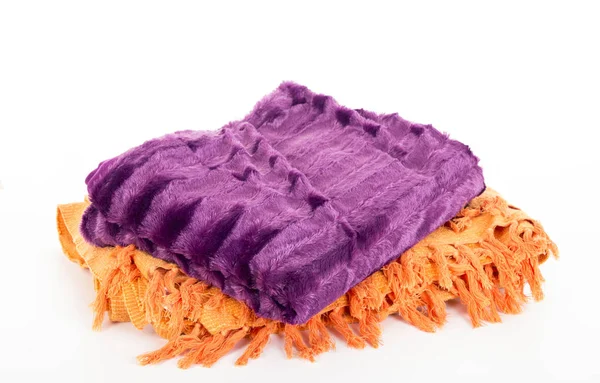 紫色和橙色柔软的毯子与丝带隔离在白色 — 图库照片