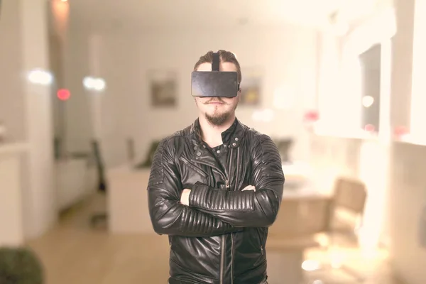 Homem Vestindo Óculos Realidade Virtual Quarto — Fotografia de Stock