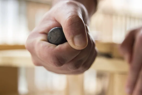 Nahaufnahme Eines Tischlers Der Holzmöbel Mit Einem Schraubenzieher Repariert — Stockfoto