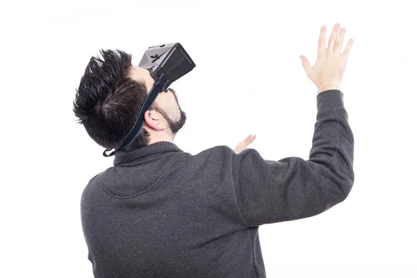 Homem Perdido Vestindo Óculos Realidade Virtual Estúdio Branco Gesticulando Com — Fotografia de Stock