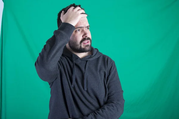 Hombre Con Dolor Cabeza Posando Sobre Fondo Verde —  Fotos de Stock