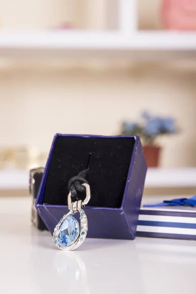 Caja Regalo Con Colgante Piedra Gema Azul Aguamarina —  Fotos de Stock