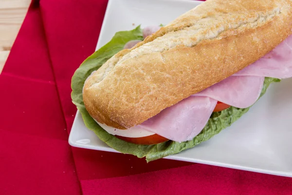 베이컨 고기와 샐러드와 샌드위치 접시에 — 스톡 사진