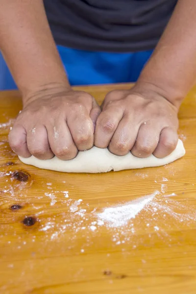 Kocken Förbereder Degen Köksbordet Med Händerna Närbild — Stockfoto