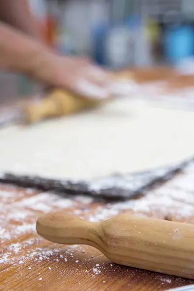 Kocken Förbereder Degen Kök Med Trä Kavel — Stockfoto