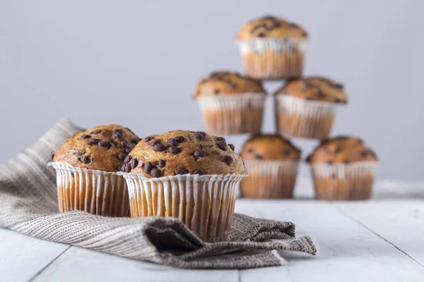 Ξύλινο Τραπέζι Σοκολάτα Cupcakes Χαρτοπετσέτα Πρωινό — Φωτογραφία Αρχείου