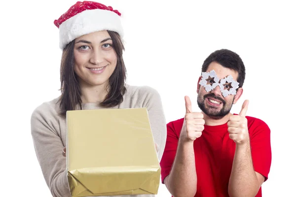 Frau Mit Weihnachtsmann Roter Mütze Hält Geschenkbox Mann Steht Daneben — Stockfoto