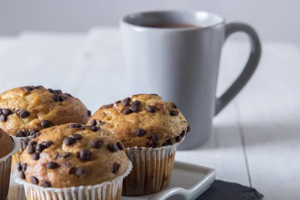 Holztisch Mit Kaffee Großer Tasse Und Leckeren Cupcakes — Stockfoto