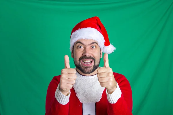 Бородатый Мужчина Красном Костюме Санта Клауса Смотрит Камеру Показывает Пальцами — стоковое фото