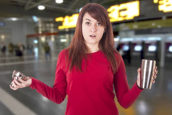 Überraschtes Mädchen Hält Shaker Cocktail Flughafen — Stockfoto