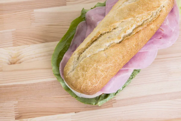 Baguette Sandwich Mit Speckfleisch Und Grünen Salatblättern Von Oben — Stockfoto