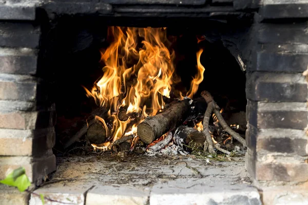 Primer Plano Del Horno Ladrillo Con Leña Llamas — Foto de Stock