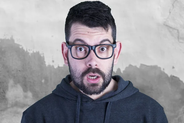 Porträt Eines Staunenden Mannes Mit Brille — Stockfoto