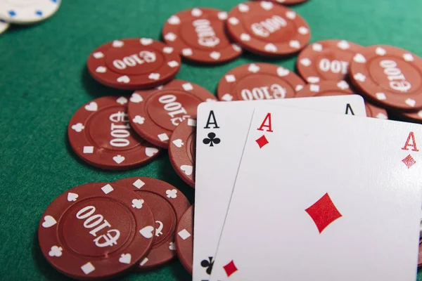 チップやカードを持つ緑のカジノ テーブル — ストック写真