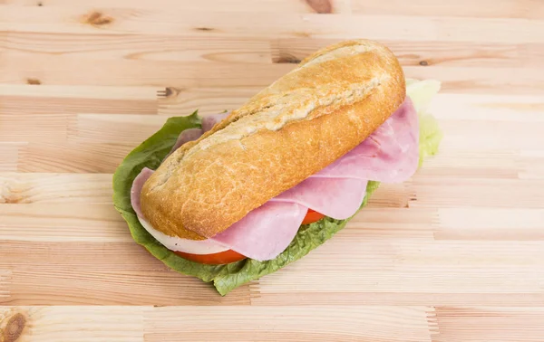 Smakelijk Huisgemaakt Broodje Houten Tafel — Stockfoto