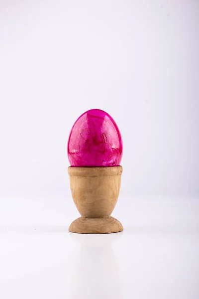 Блестящее Розовое Пасхальное Яйцо Коричневой Чашке — стоковое фото