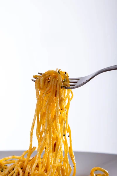 Gekookte Spaghetti Vork Tegen Witte Achtergrond — Stockfoto