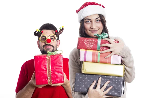 Frau Mit Weihnachtsmann Mütze Mit Geschenken Mann Steht Daneben Und — Stockfoto