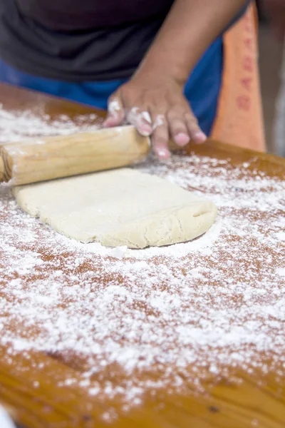 Gedeeltelijke Weergave Van Chef Kok Man Handen Voorbereiding Deeg Keuken — Stockfoto