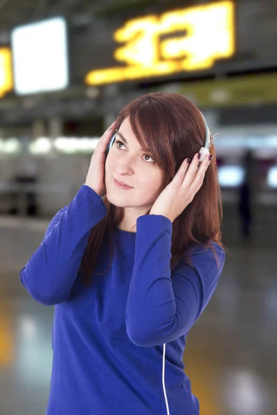 Junge Frau Hört Musik Mit Blauen Kopfhörern — Stockfoto