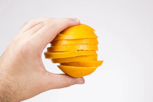 Imagen Recortada Mano Que Sostiene Pieles Piel Naranja Cortadas — Foto de Stock