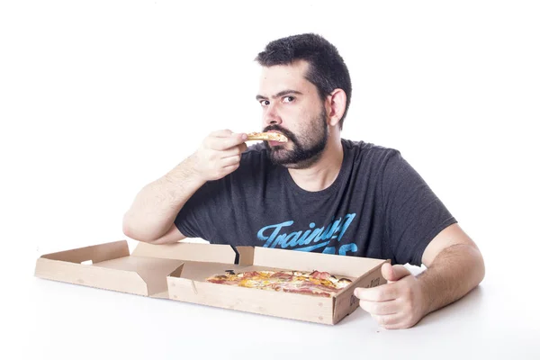 Seria Caucásico Hombre Comer Pizza Caja Estudio — Foto de Stock