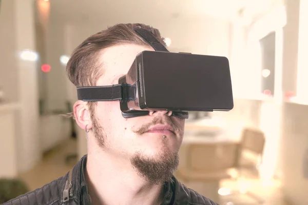 Jogador Homem Vestindo Óculos Jogando Simulação Realidade Virtual Casa — Fotografia de Stock