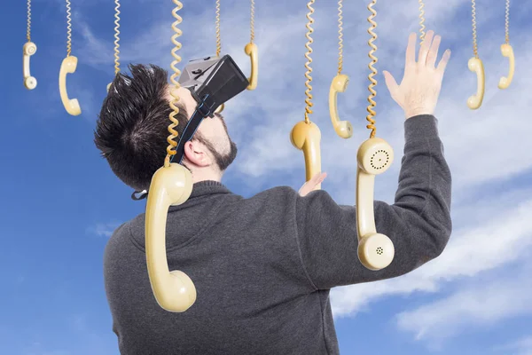 男子佩戴虚拟现实护目镜与挂电话的天空 — 图库照片