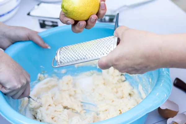 Persona Che Prepara Impasto Ciotola Blu Utilizzando Plane Grater Con — Foto Stock