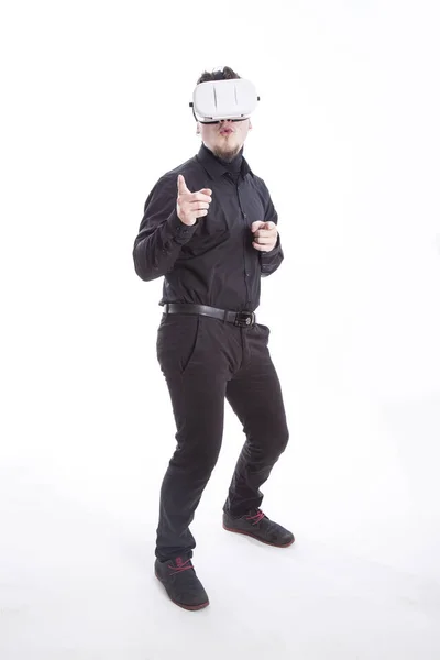 Όλο Μήκος Του Gamer Άνδρα Που Φοράει Γυαλιά Λευκό Στούντιο — Φωτογραφία Αρχείου