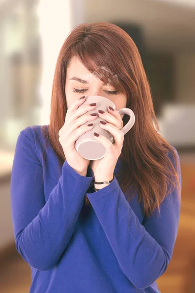 Donna Caucasica Che Beve Dalla Tazza — Foto Stock