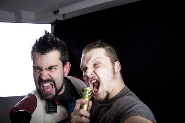 Dois Músicos Loucos Homens Gritando Microfones Quarto Escuro — Fotografia de Stock
