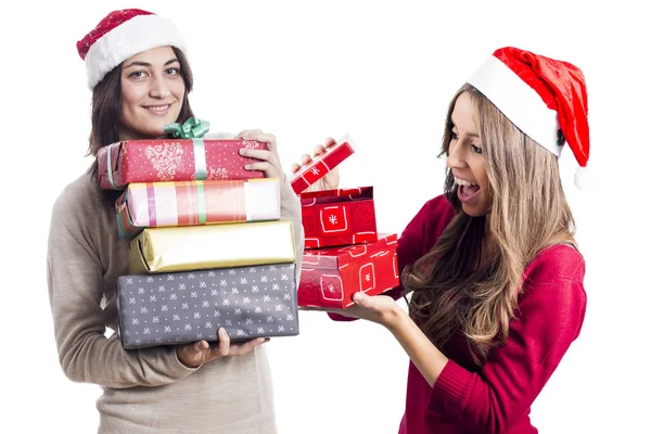 Lächelnd Posieren Zwei Frauen Zur Weihnachtszeit Atelier Und Halten Geschenkboxen — Stockfoto