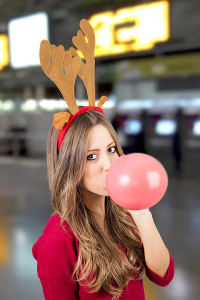 Weihnachtsmädchen Sprengt Luftballon Mit Hirschhörnern Auf Dem Kopf Die Luft — Stockfoto
