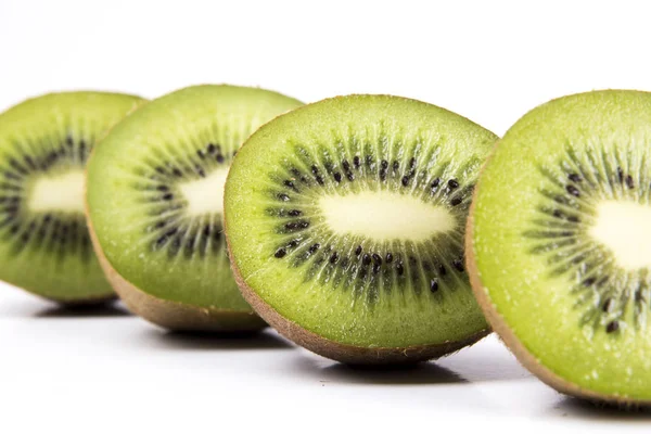 Buah Kiwi Tropis Terisolasi Putih Studio Buah Kiwi Matang Dengan — Stok Foto